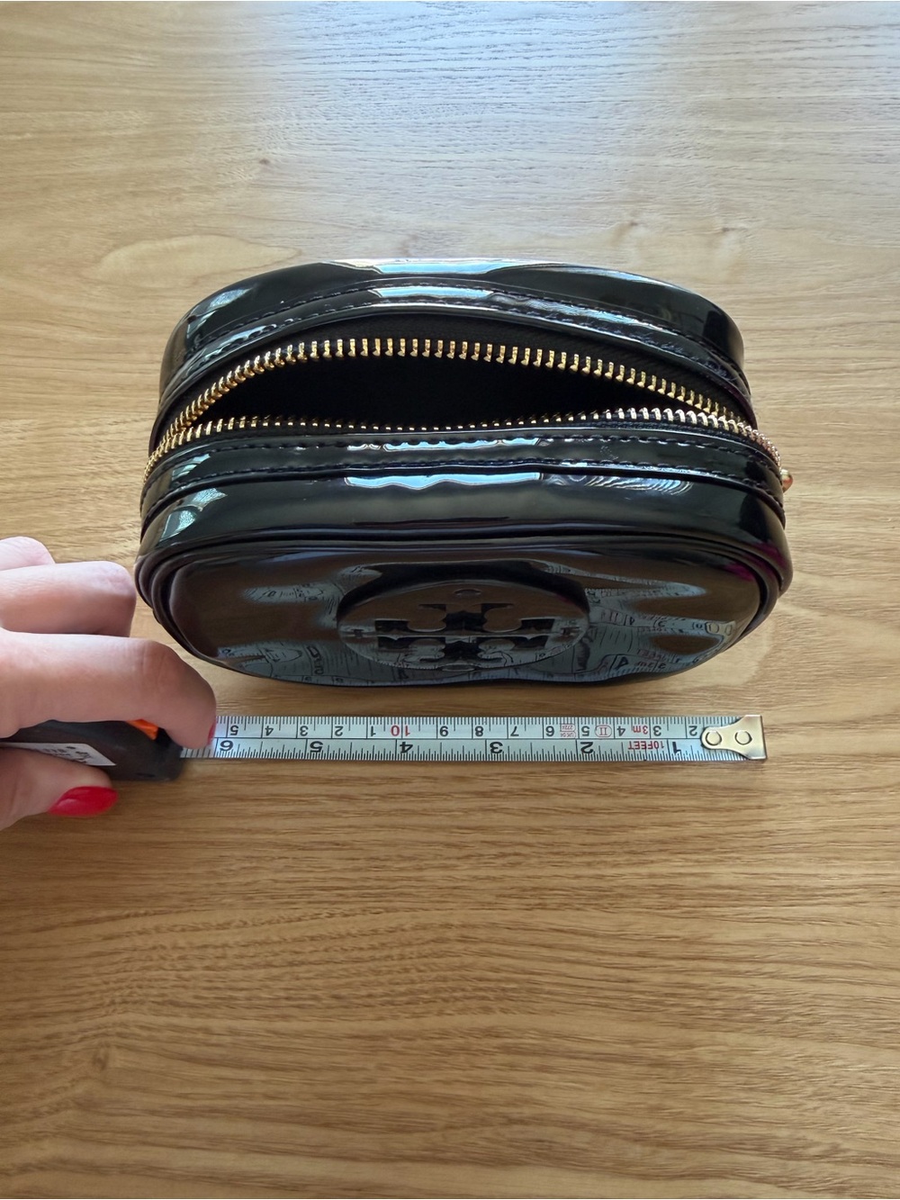 Tory Burch Glossy Black Patent Logo Pouch - Picture 5 of 6